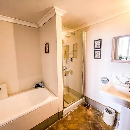 Prestigious Manor With Pool, Air Conditioning