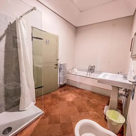 Prestigious Manor With Pool, Air Conditioning