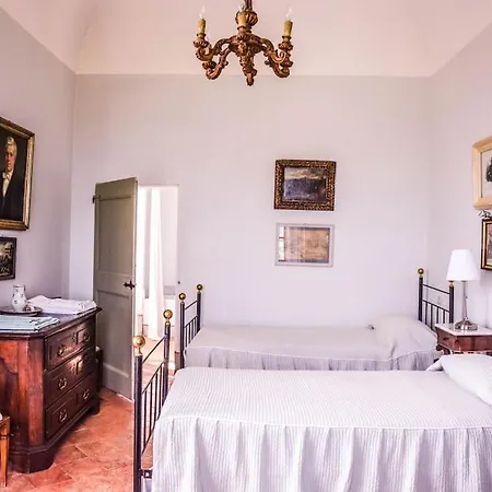 Prestigious Manor With Pool, Air Conditioning